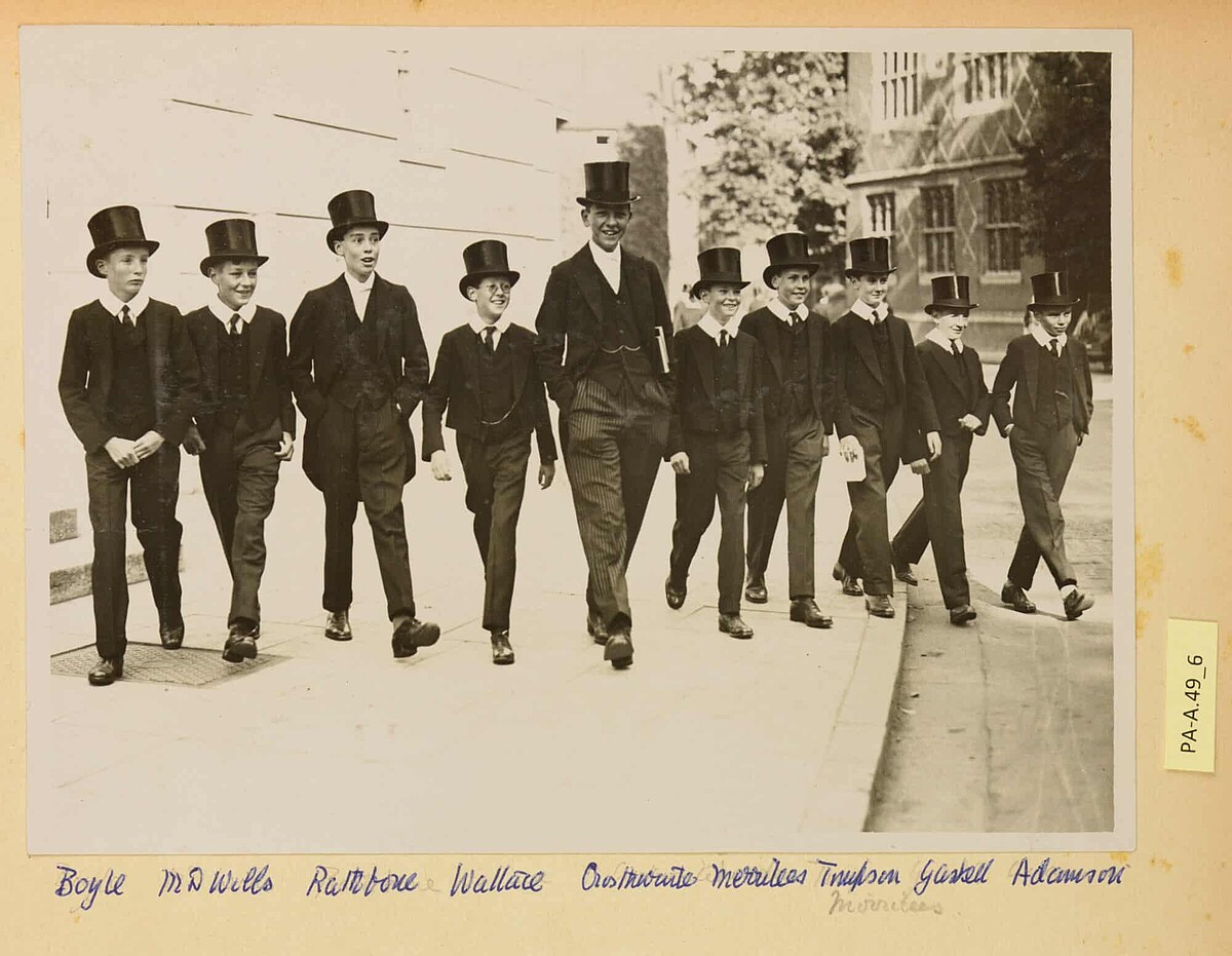 Etonc Cllege學校禮堂旁的男孩們,約西元1926年。