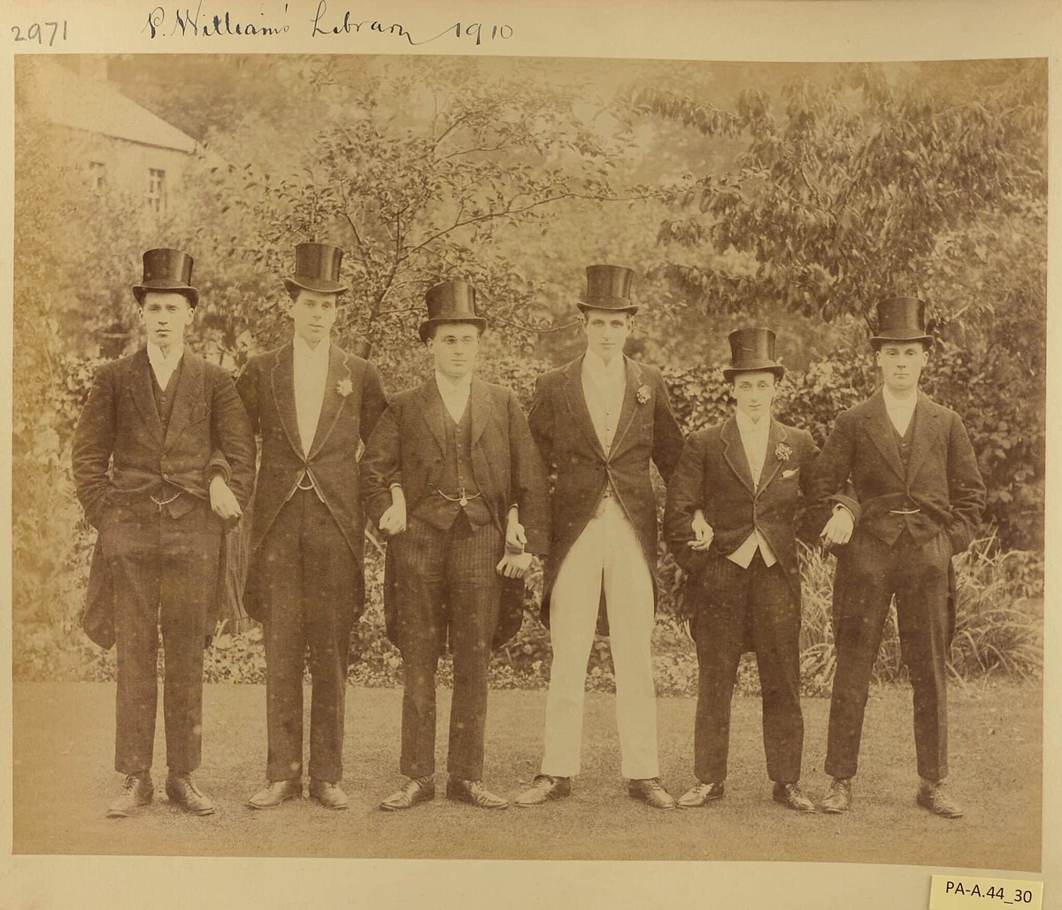 從學校於1910 年的資料照片中,仍然可以看到制服上褲子條紋的粗細和間距,以及翻領的設計上的細微差別。