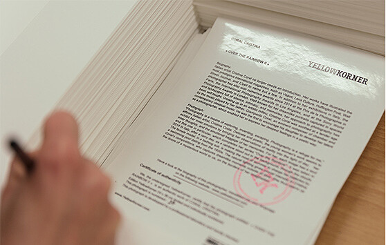 YellowKorner 攝影作品採限量編號發行,並附有真品證書(Certificate of Authenticity),標示攝影師、作品名稱、尺寸與版次等資訊,為每件收藏留下完整的作品身份證明。