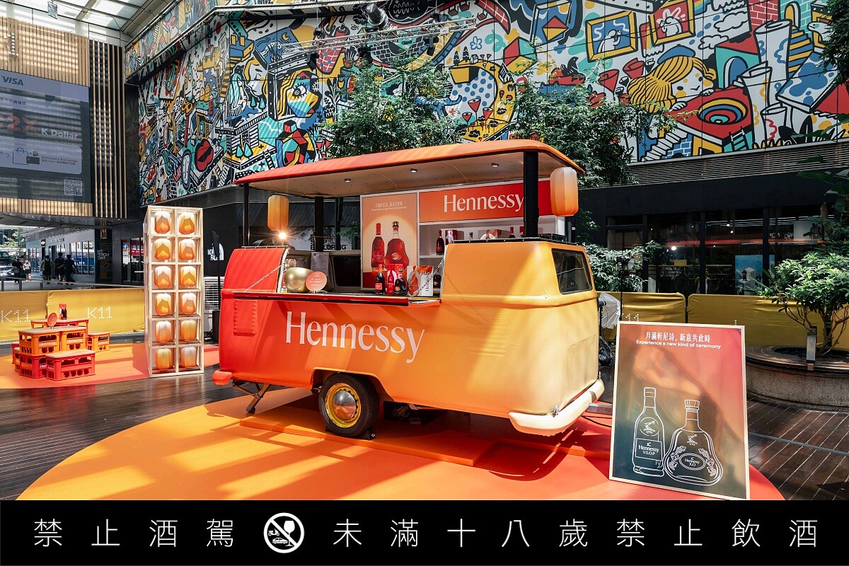 《美麗佳人》受邀親赴香港,直擊概念快閃店「Under The Moon Truck」現場。