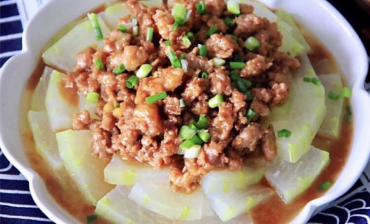 肉燥冬瓜食譜成品,蒸軟的冬瓜片淋上鹹香肉燥並撒上蔥花