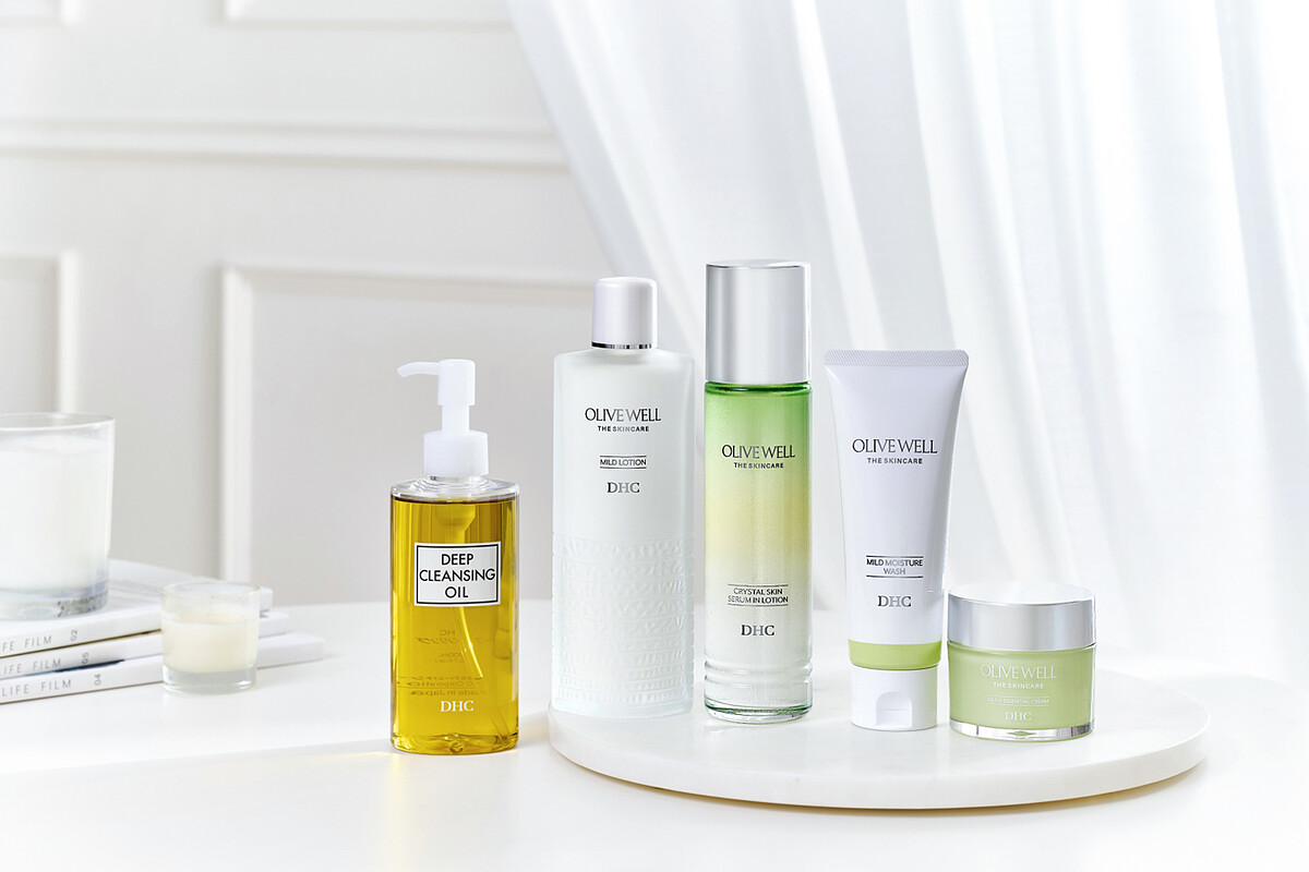 由左至右:DHC深層卸粧油、DHC OLIVE WELL滋養化粧水、DHC OLIVE WELL純橄情鑽石精華露、DHC OLIVE WELL 胺基酸嫩膚潔面乳、DHC OLIVE WELL純橄情煥采精華霜