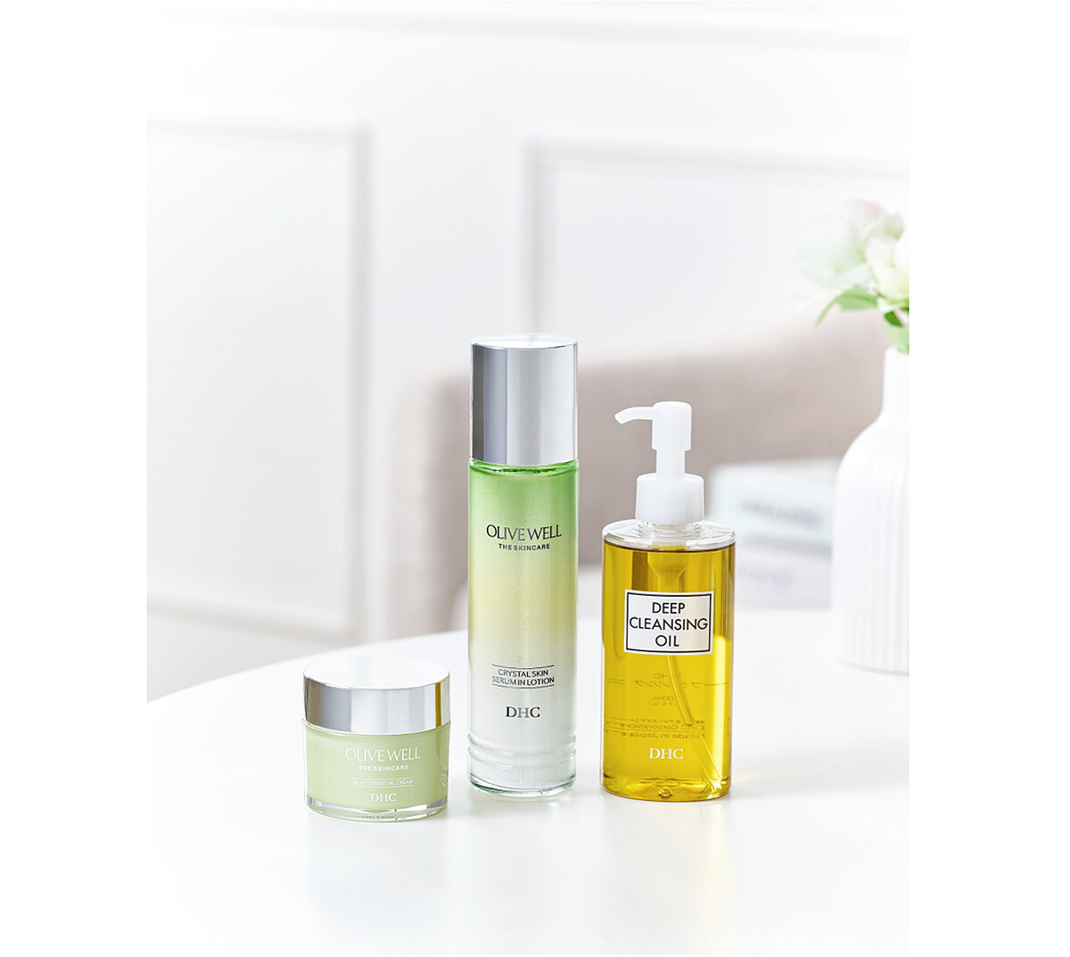 由左至右:DHC OLIVE WELL純橄情煥采精華霜、DHC OLIVE WELL純橄情鑽石精華露、DHC深層卸粧油