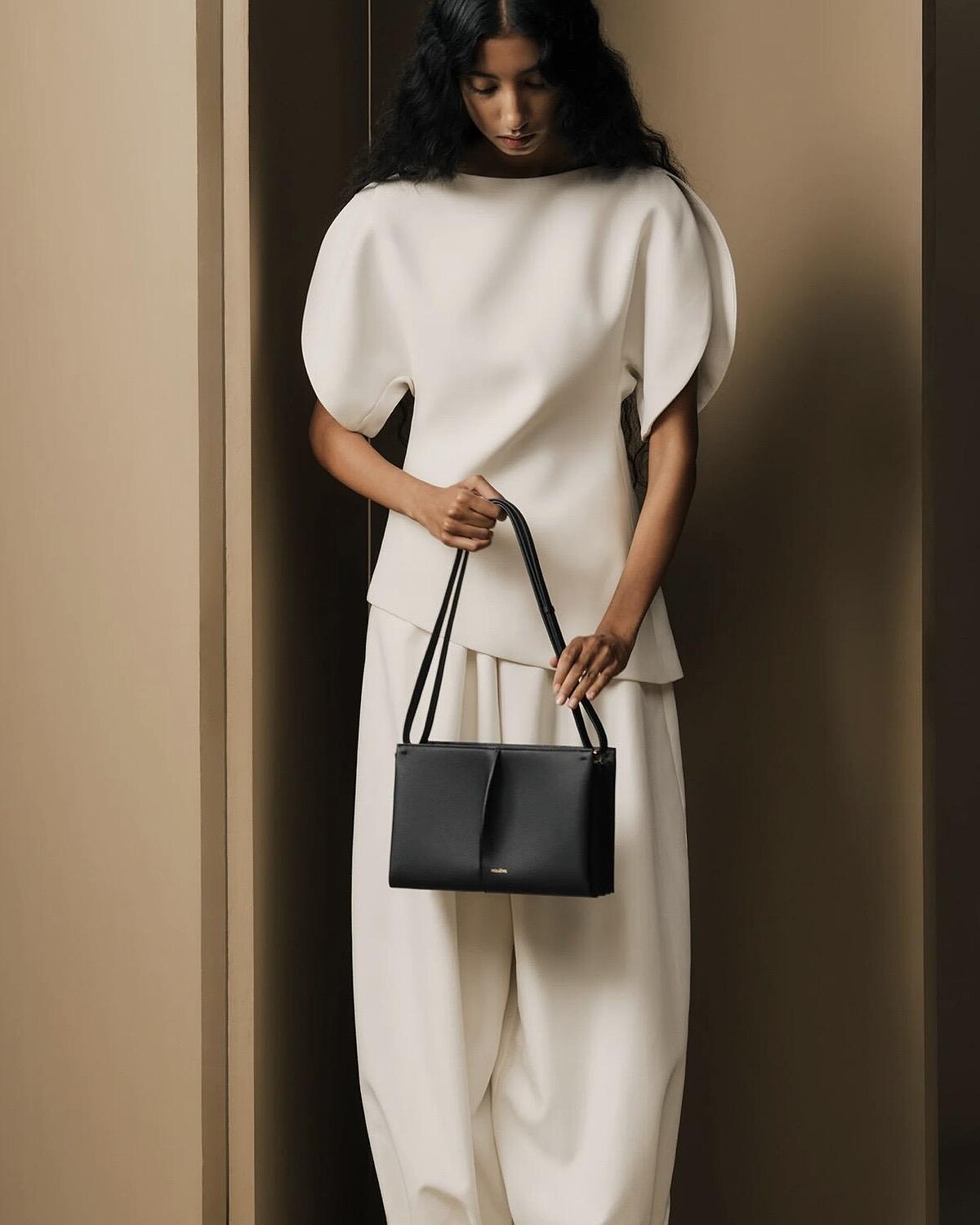 Polène 2026 秋冬推出全新 Boky Bag,以「書」為靈感,將層層書頁轉化為立體皮革結構。