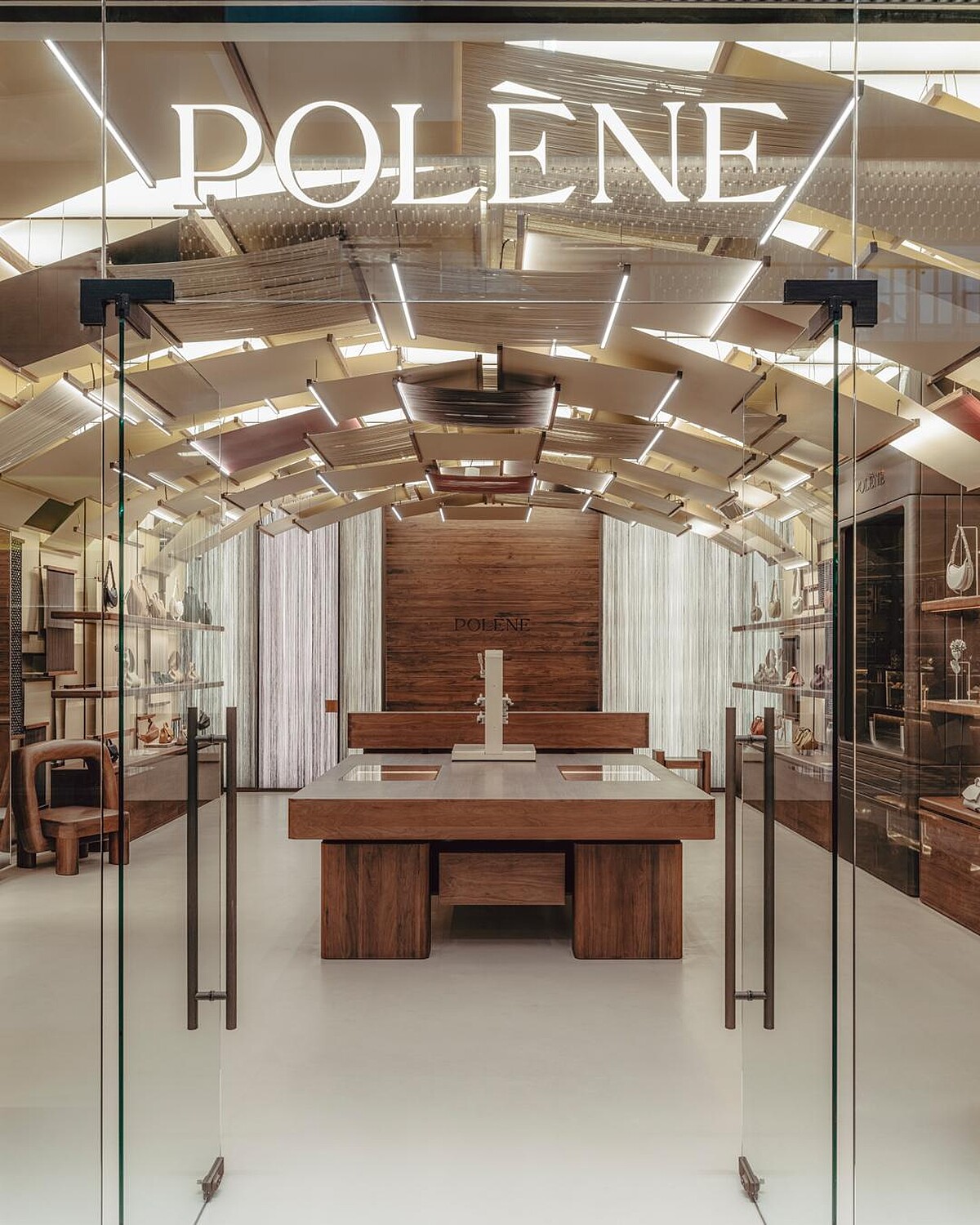 Polène品牌在新加坡的首間門店,體現了品牌一貫的理念:將每一間精品店打造為城市、文化與品牌工藝交融的獨特空間。