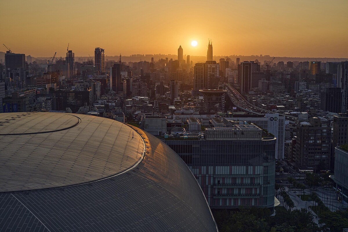 從臺北洲際酒店眺望臺北大巨蛋及城市夕陽景致。