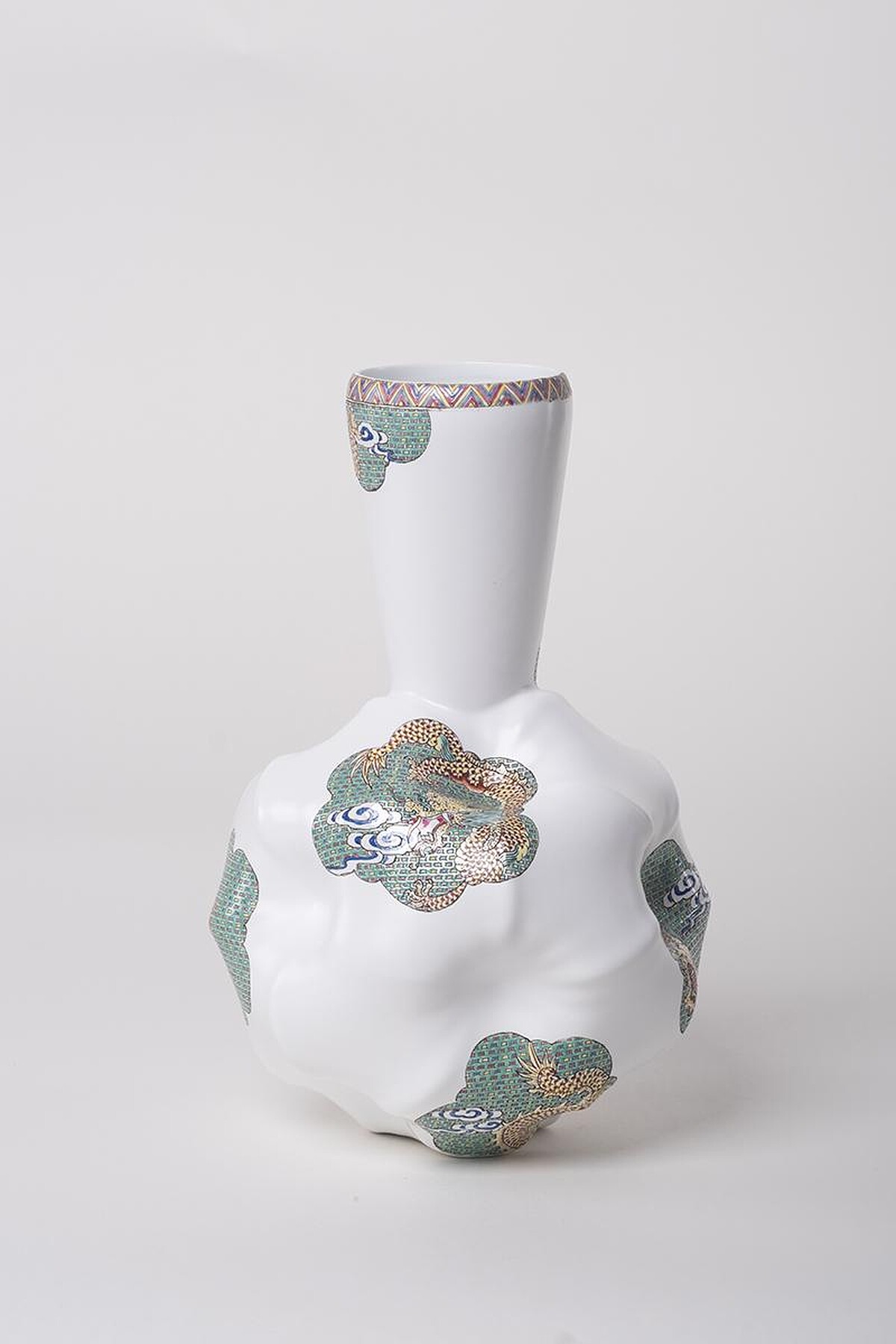 作品〈白地桃花雙燕〉。