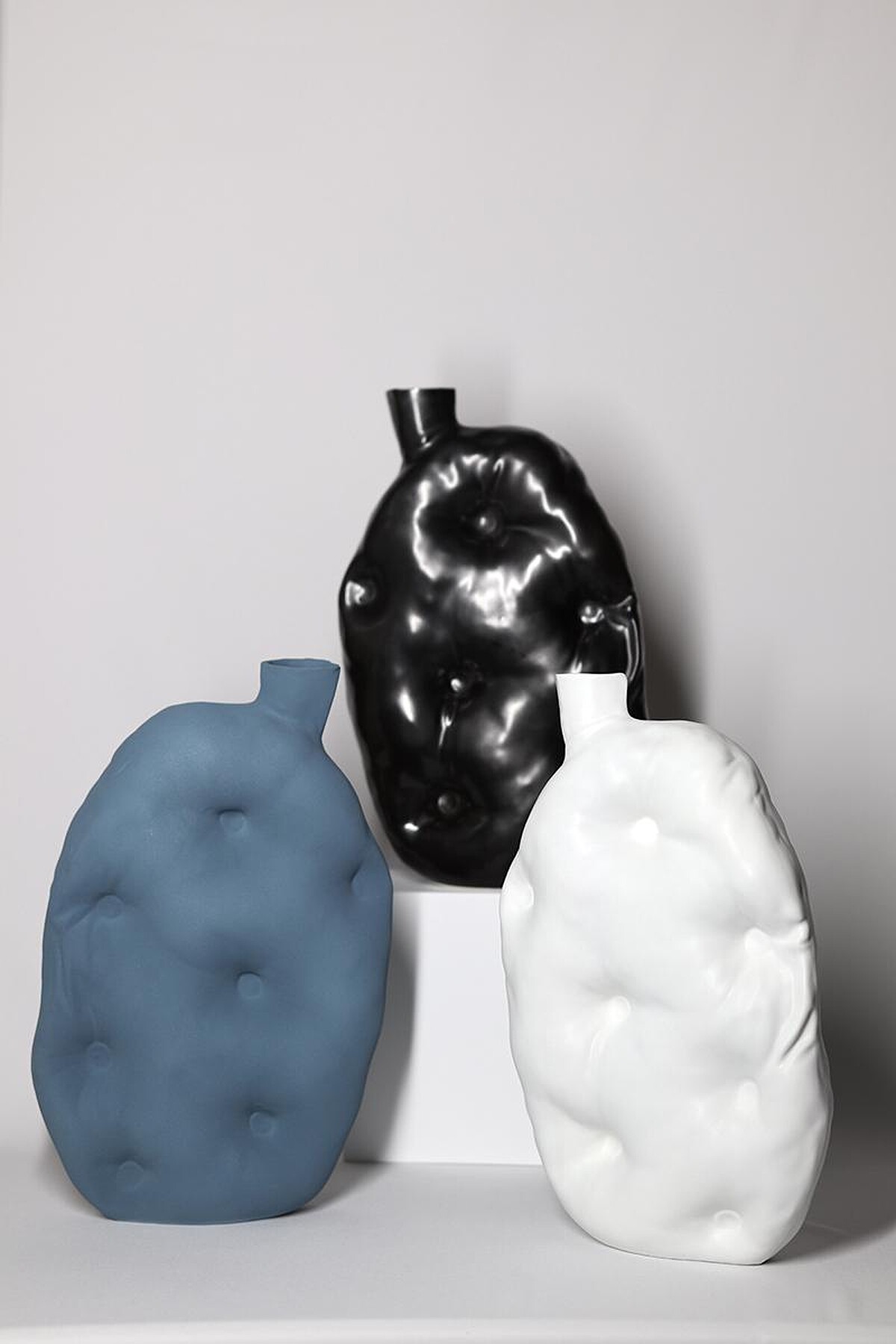 任徐乙凡《枕頭花器》系列作品,於今年6月於《Soft Core 任徐乙凡陶藝展》展出。