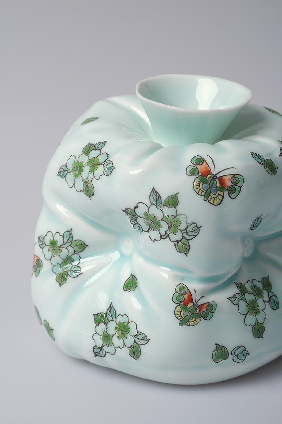 作品〈青底山茶花蝶〉小南瓜瓶。