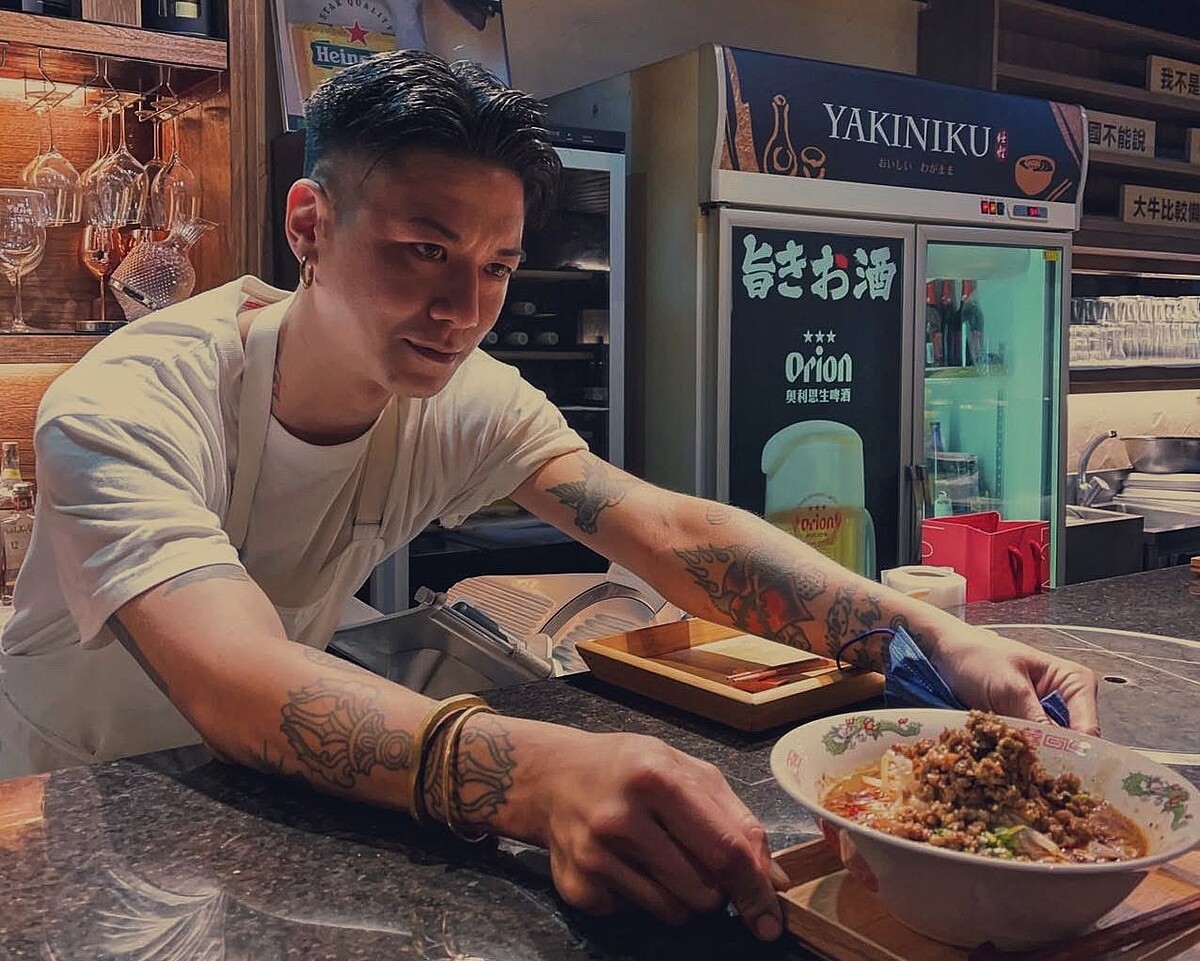 店主偉偉(A.K.A 肝苦嘆呷郎)。
