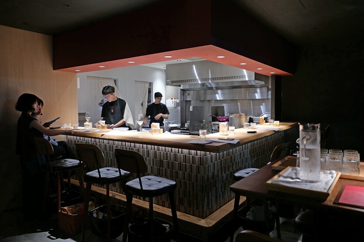 「万端」沿用原餐廳的吧台設計。