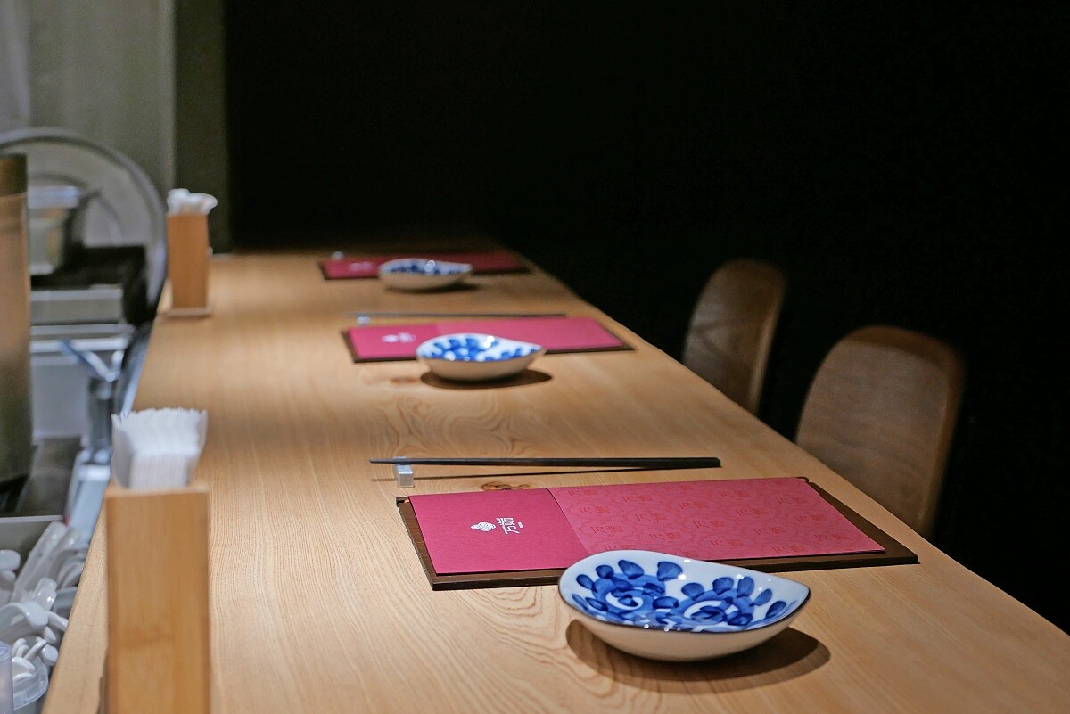 「万端」選用日本精緻器皿盛裝料理。