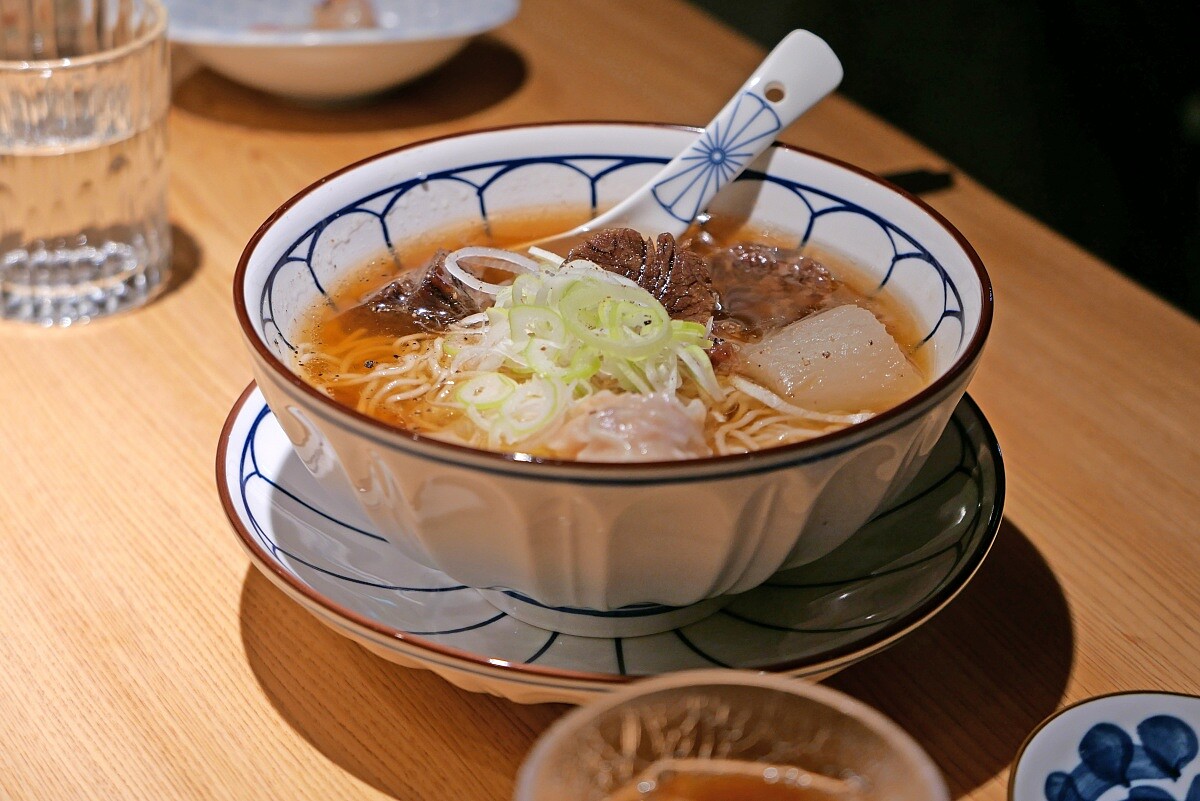 開幕首先供應招牌的「透明人間鹽味清湯牛肉麵」,未來將隨季節更改品項。