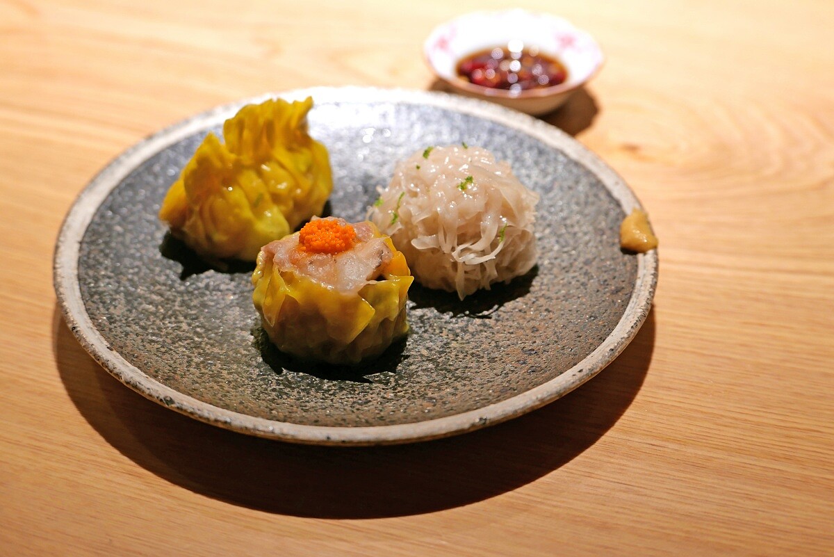 由右至左為「軟絲燒賣」、「偉偉流燒賣皇」與「魚翅餃」。