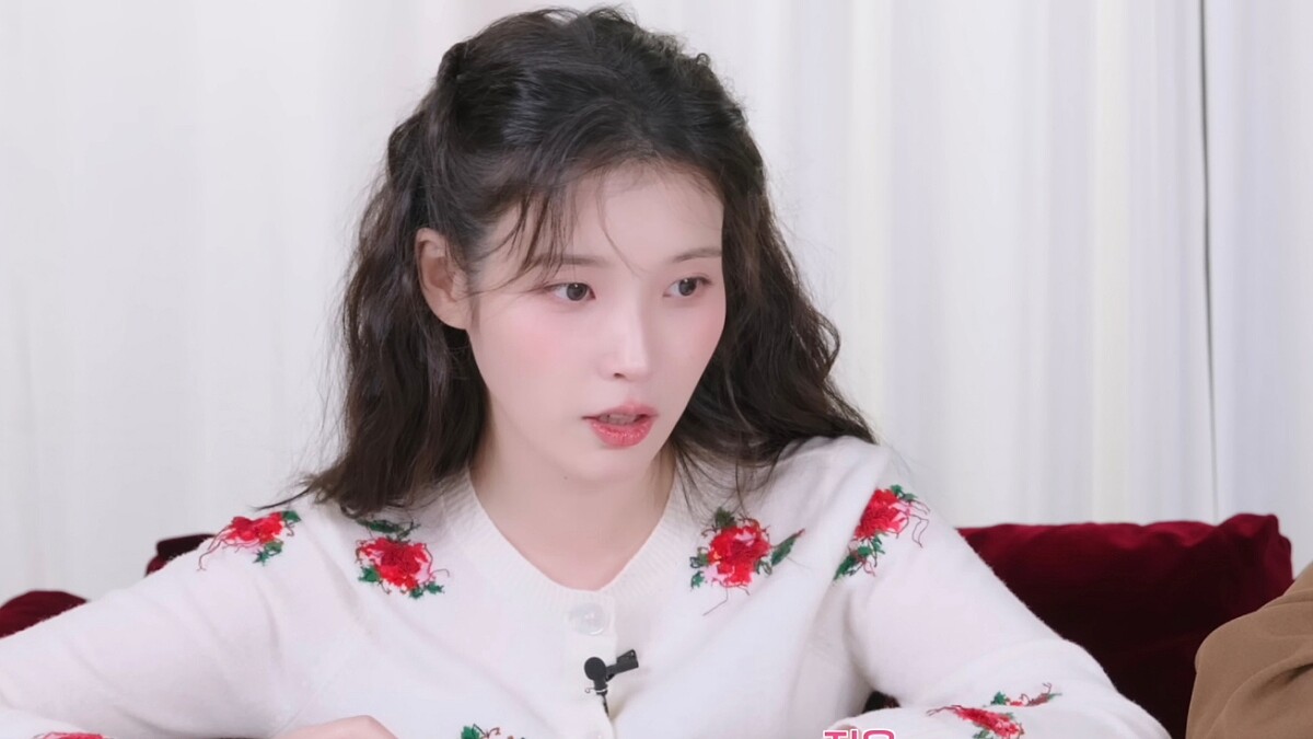 女神集體撞衫!Jisoo、IU到Winter都穿「花卉針織衫」,今年秋冬衣櫃少不了這一件