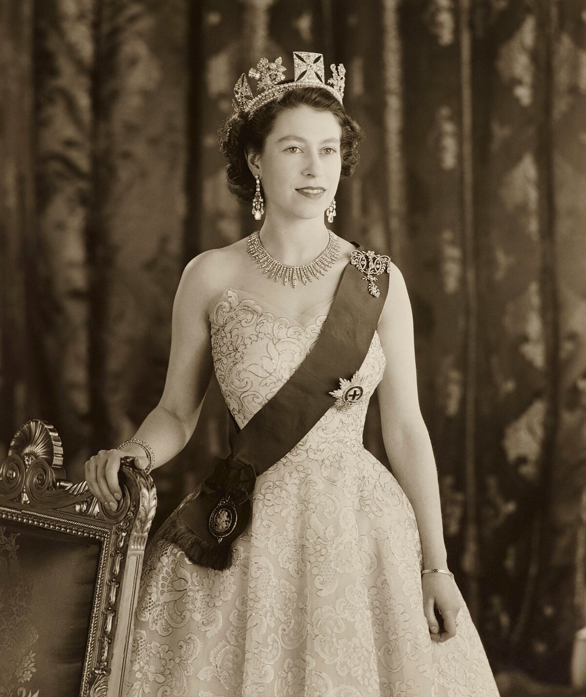 2026年為女王伊莉莎白二世百歲冥誕，英國諸多單位推出相關紀念活動。 Baron Sterling Henry Nahum HM Queen Elizabeth II 12 &ndash; 12 Mar 1953 Gelatin silver print | 29.1 x 24.2 cm (image)