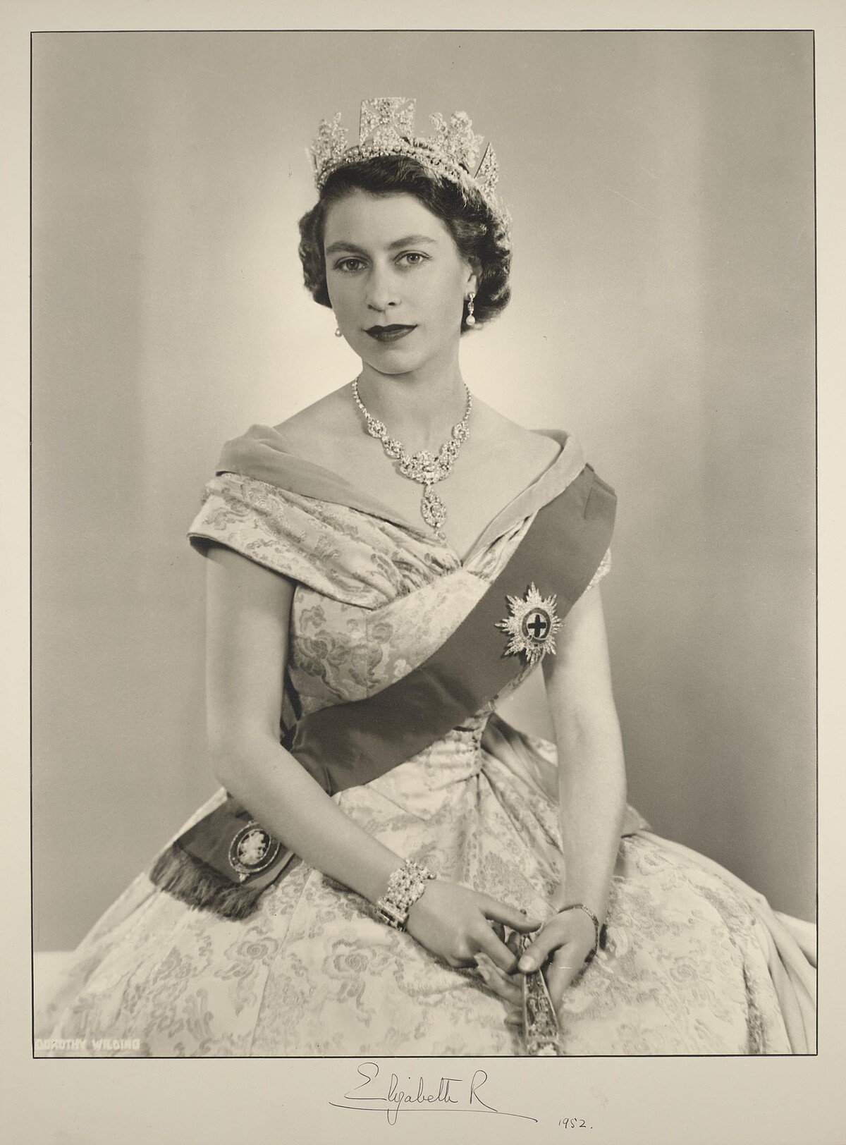 Dorothy Wilding HM Queen Elizabeth II (b. 1926) 15 &ndash; 15 Apr 1952 Gelatin silver print | 24.5 x 18.4 cm Dorothy Wilding攝於女王登基後20天。影像中女王佩戴加冕王冠。