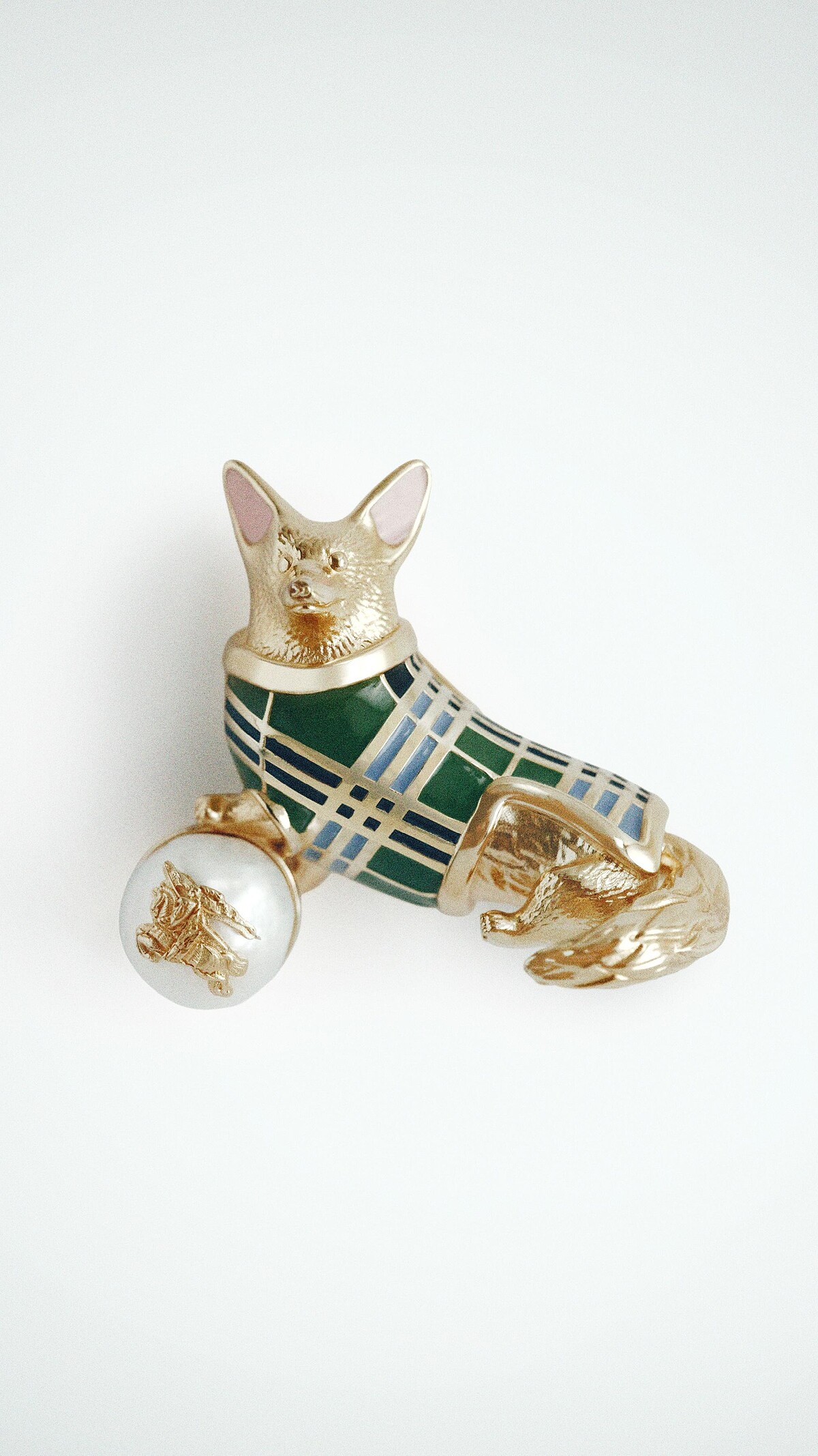 Royal Collection Trust &times; Burberry 聯名柯基犬胸針（Corgi Brooch）。
