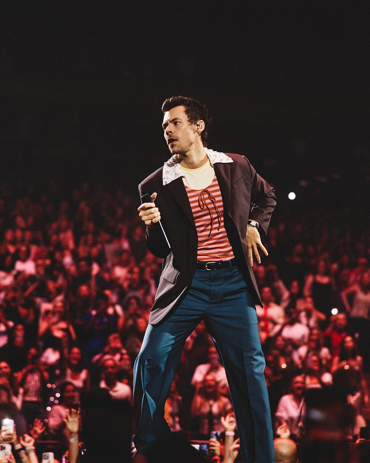 Harry Styles 2026《Together, Together》巡演不只是音樂盛事,也成為今年最精彩的時尚伸展台之一,每一晚幾乎都有不同訂製造型登場。