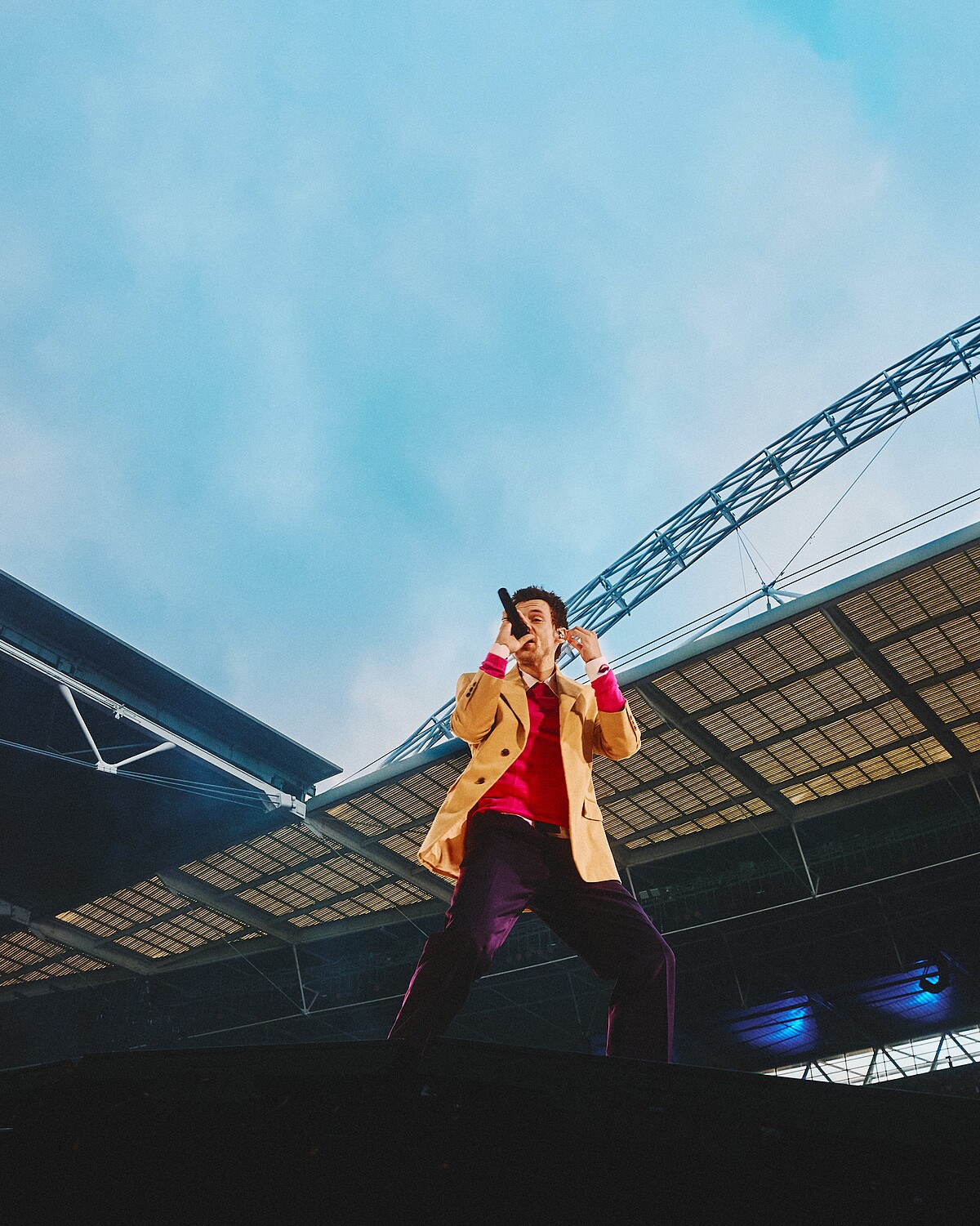 Harry Styles 的舞台造型從華麗印花、鮮豔撞色一路到極簡西裝,不被單一風格定義,也成為他最具辨識度的時尚魅力。