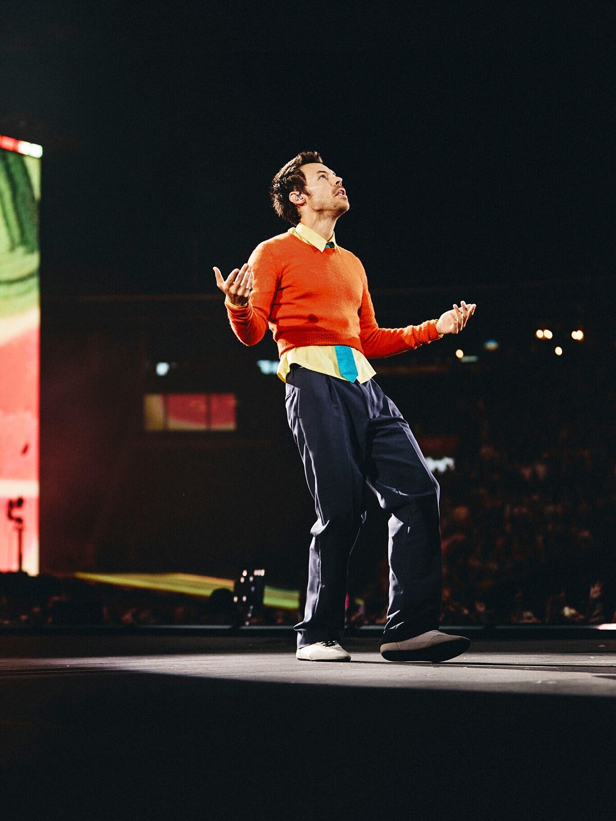 Harry Styles 的舞台造型從華麗印花、鮮豔撞色一路到極簡西裝,不被單一風格定義,也成為他最具辨識度的時尚魅力。