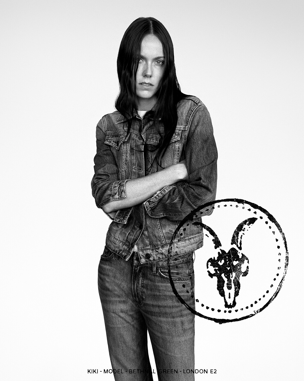 標誌性的 Ramskull 公羊頭圖騰再次被重新詮釋，在保留 AllSaints 品牌識別的同時，也展現新時代的設計態度。