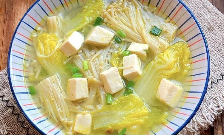 豆腐金針菇燉娃娃菜湯成品,清爽低卡的暖胃湯品 Photo/晴妞美食@小紅書