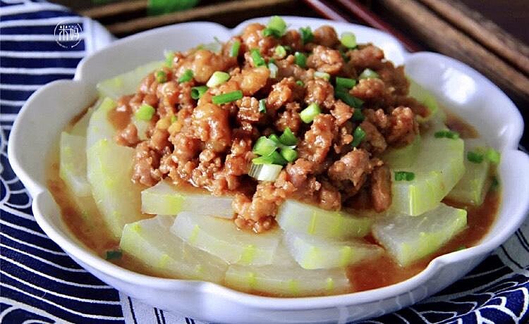 滷肉冬瓜成品,蒸軟的冬瓜片鋪上肉燥與蔥花 Photo/米媽美食記@小紅書