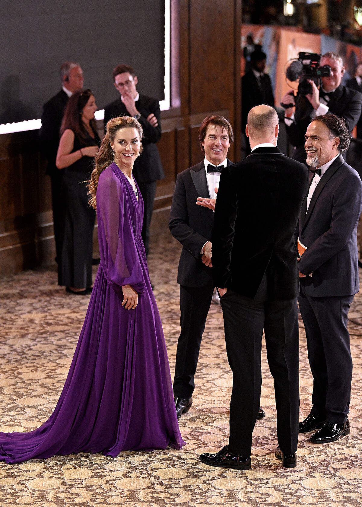 凱特王妃以一襲紫色 Jenny Packham 禮服驚豔紅毯，輕盈雪紡隨步伐流動，在濃郁紫色中展現柔美而優雅的王室氣質。