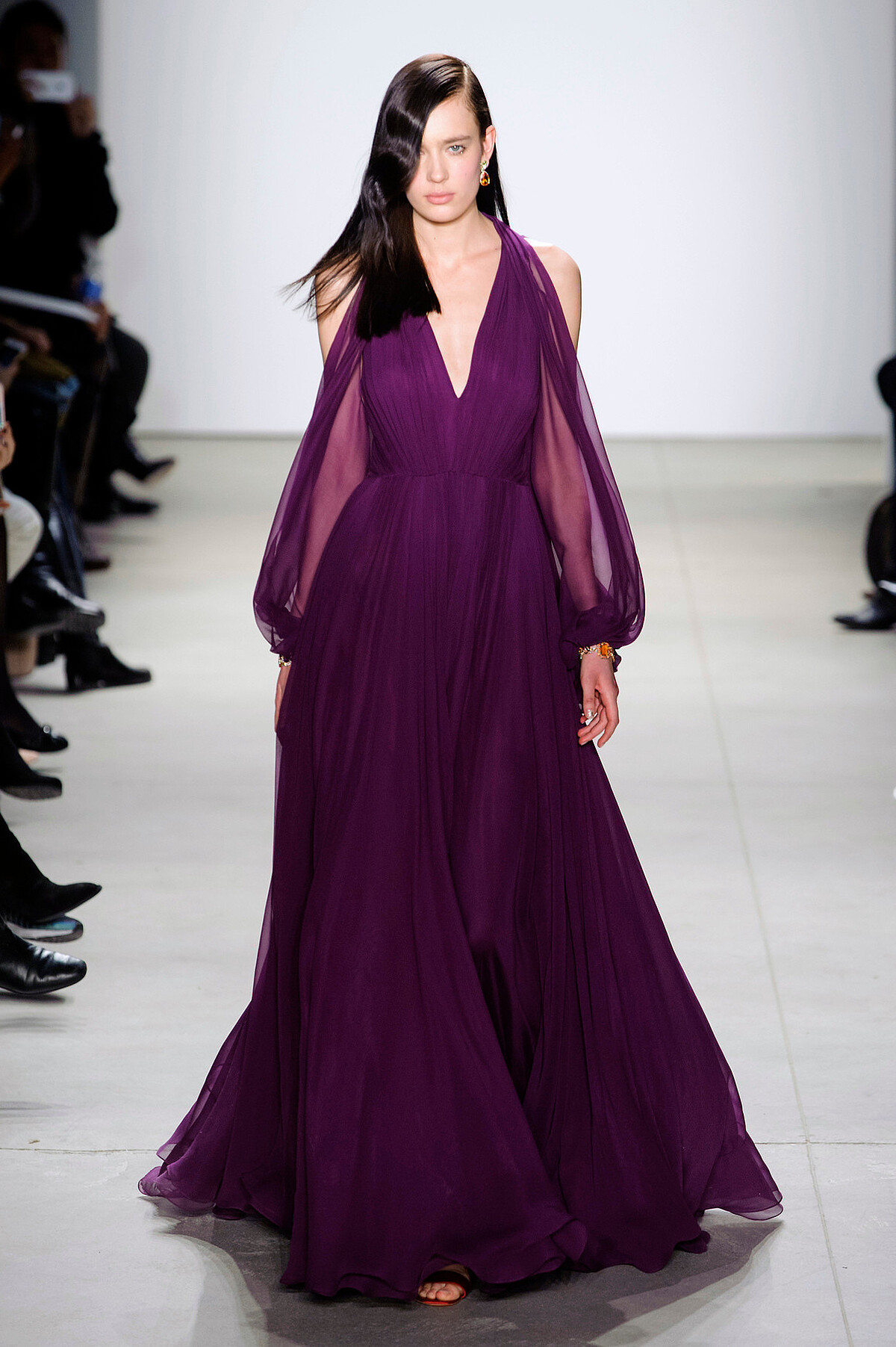 凱特王妃紫色禮服源自 Jenny Packham 2016 秋冬系列，經過細節調整後，更顯典雅端莊。