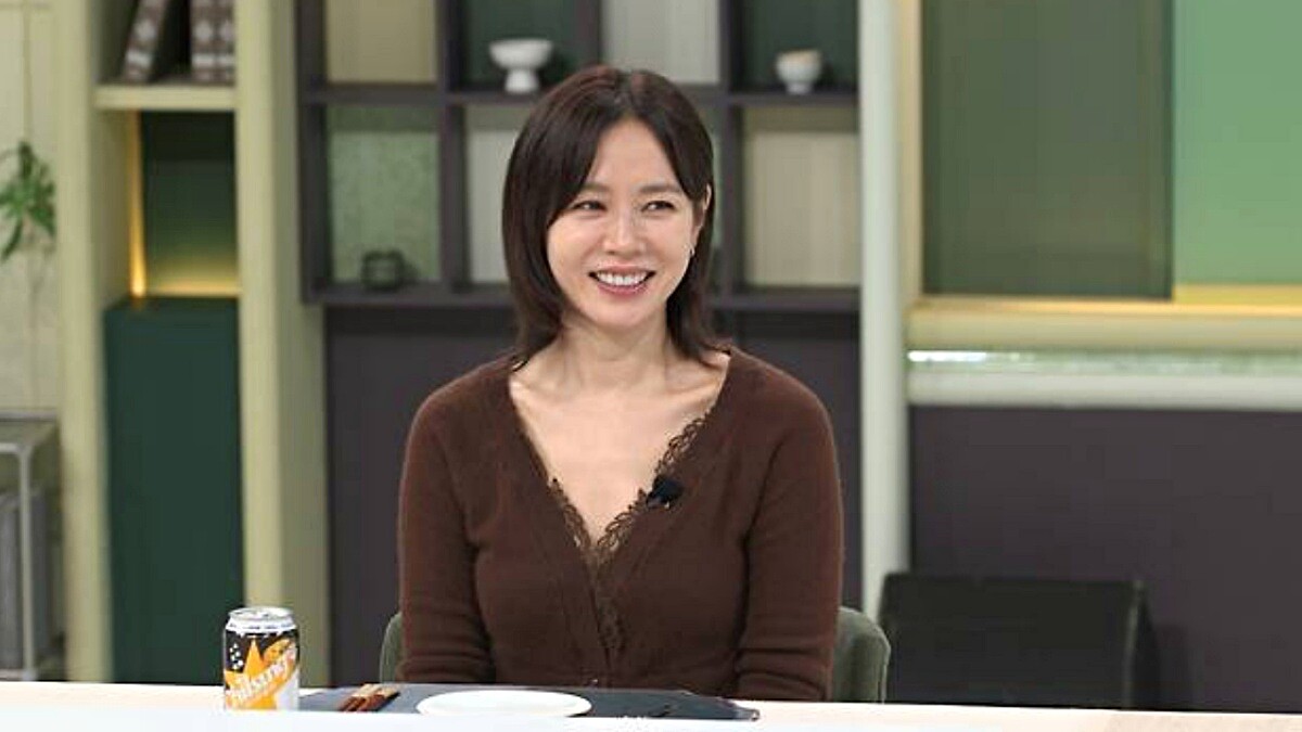 孫藝珍上《拜託冰箱》也太美！一件「咖啡色蕾絲針織衫」穿出溫柔性感