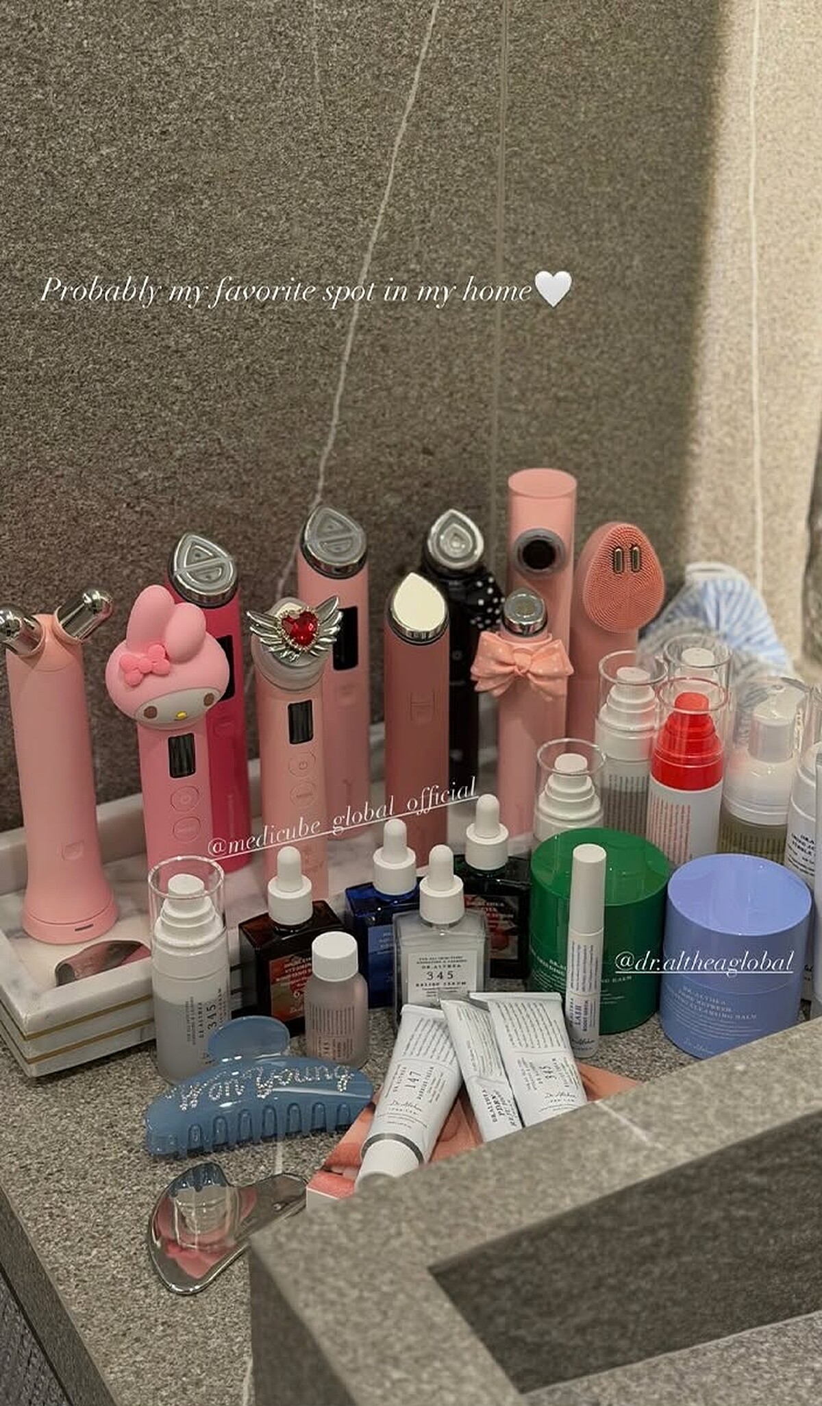 張員瑛曬出家中的滿滿美容儀。