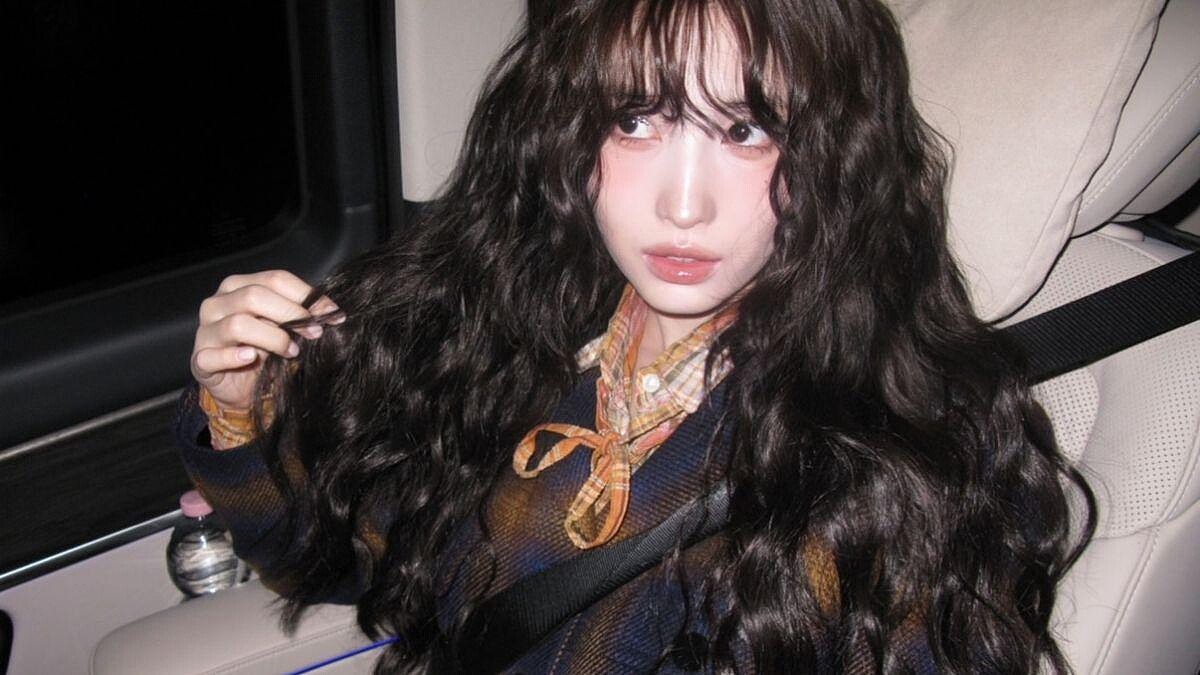 TWICE MOMO「蓬鬆羊毛捲」甜到心臟爆擊！學院風造型就像青春電影女主角