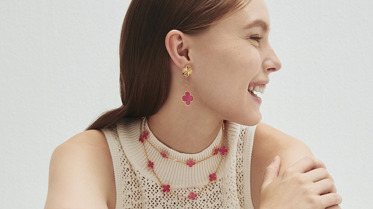 如果幸運是一種穿搭風格：Van Cleef &amp;amp; Arpels Alhambra珠寶造型｜獨家