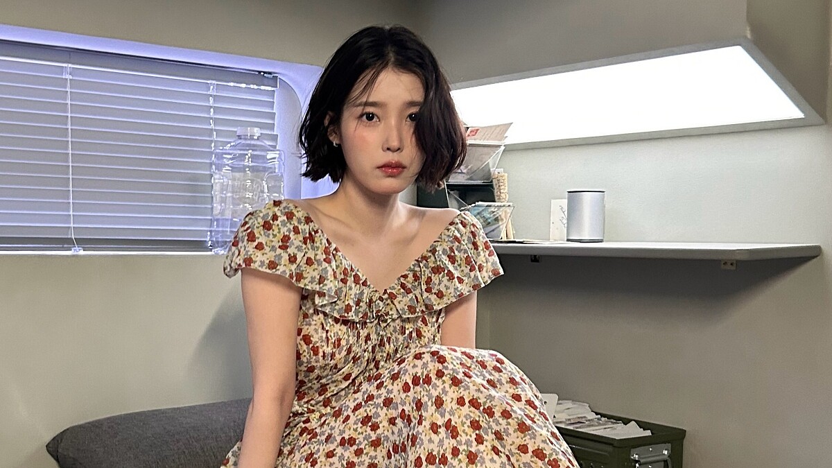 IU回歸6套短髮女神「30＋逆齡穿搭」範本！MV碎花洋裝、私服NB鞋被狂搜
