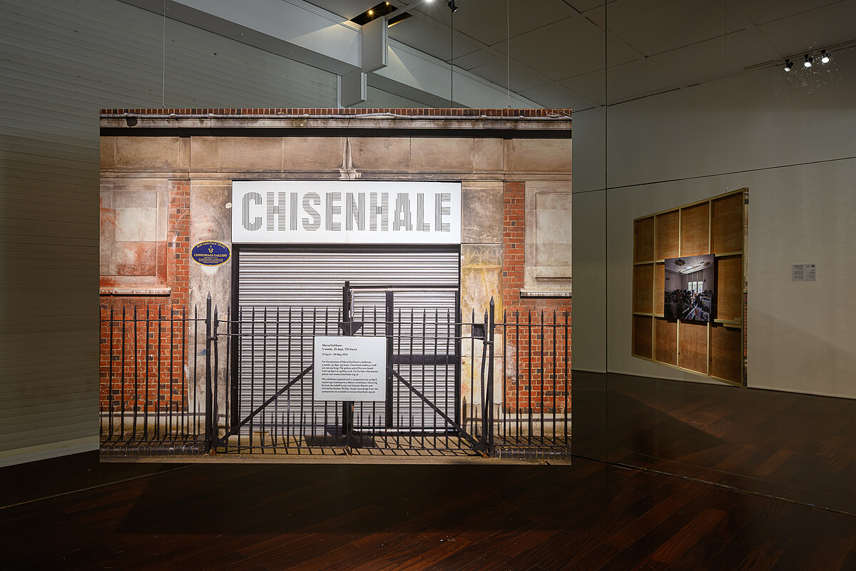 Maria Eichhorn 於 Chisenhale Gallery 的展覽《5週,25天,175小時》,右邊圖像為當代館無人辦公室。台北當代藝術館提供,攝影:ANPIS FOTO 王世邦