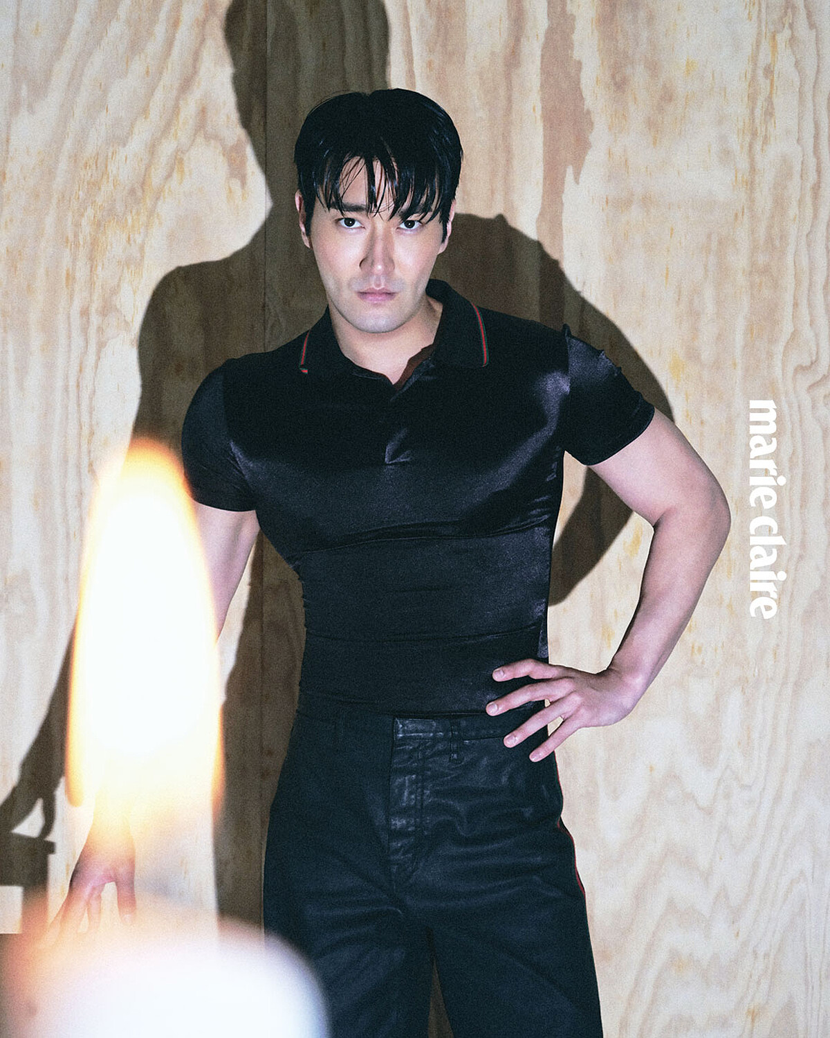 黑色 Polo 衫、黑色塗層棉斜紋牛仔褲,both by Gucci。