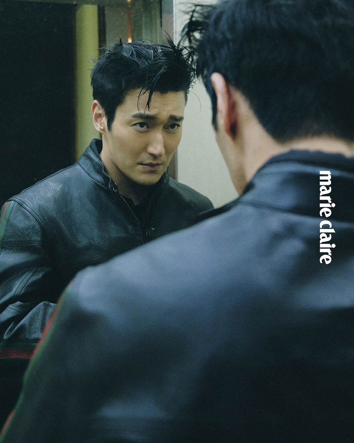 黑色 Polo 衫、黑色水牛皮機車夾克,both by Gucci。