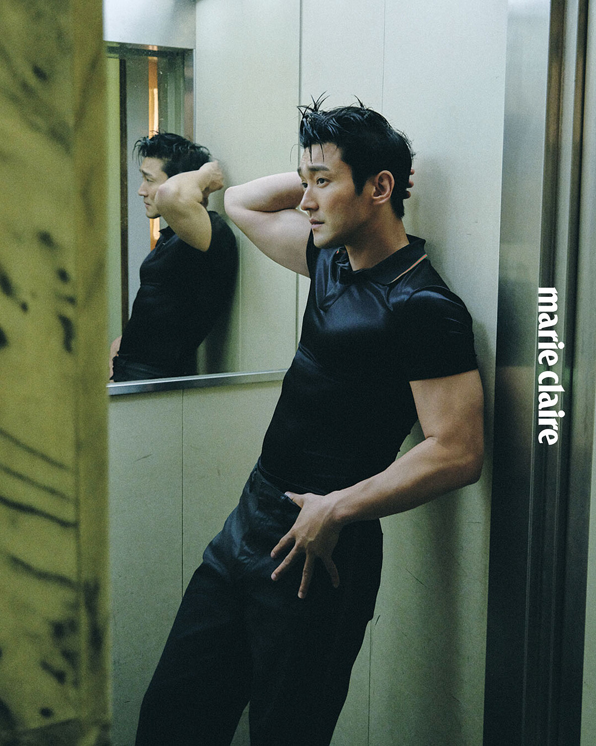 黑色 Polo 衫、黑色塗層棉斜紋牛仔褲,both by Gucci。