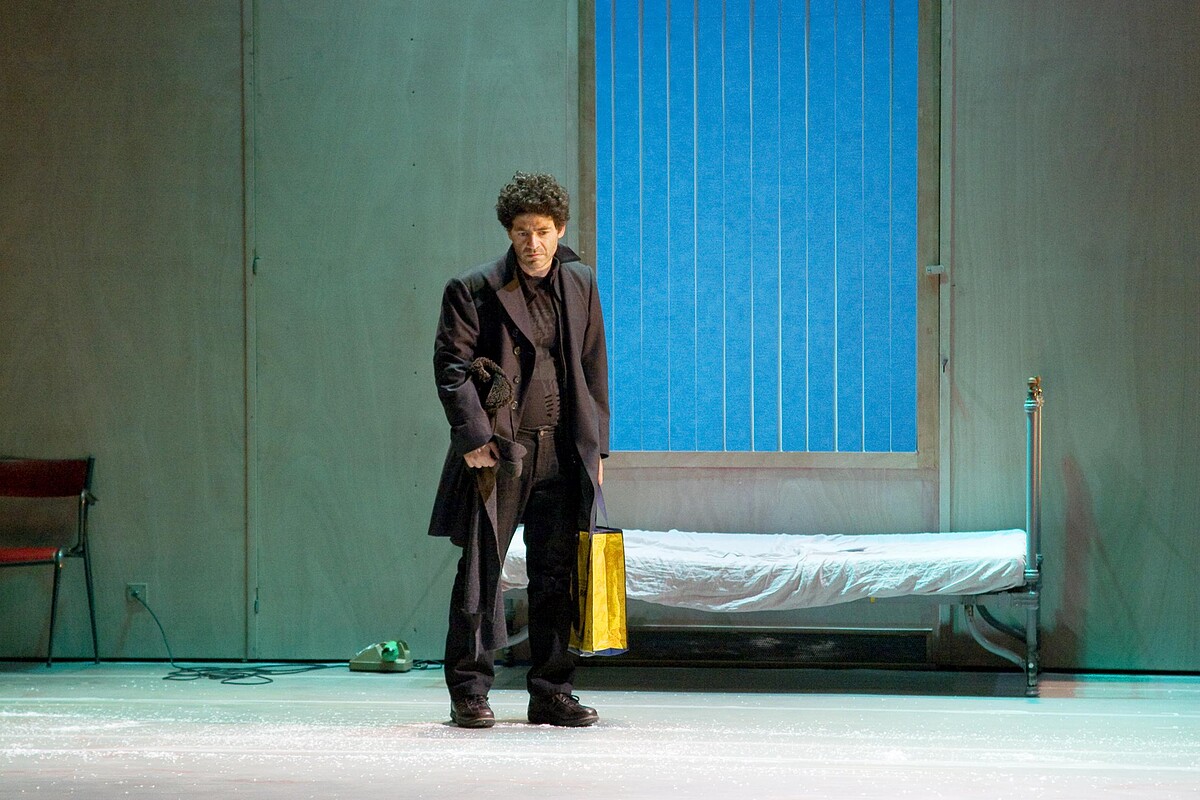 瓦吉.穆阿瓦(Wajdi Mouawad)自編、自導、自演劇作《孤身》(Seuls)。