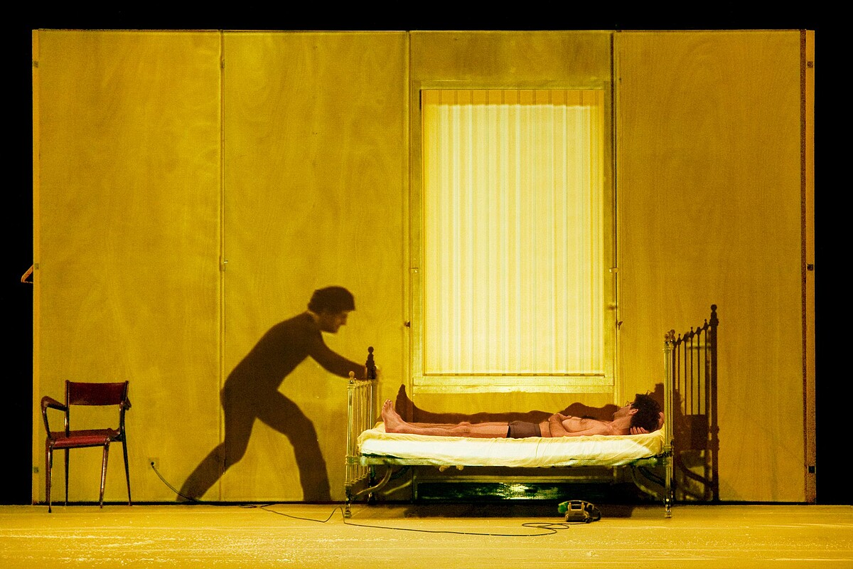 瓦吉.穆阿瓦(Wajdi Mouawad)自編、自導、自演劇作《孤身》(Seuls)。