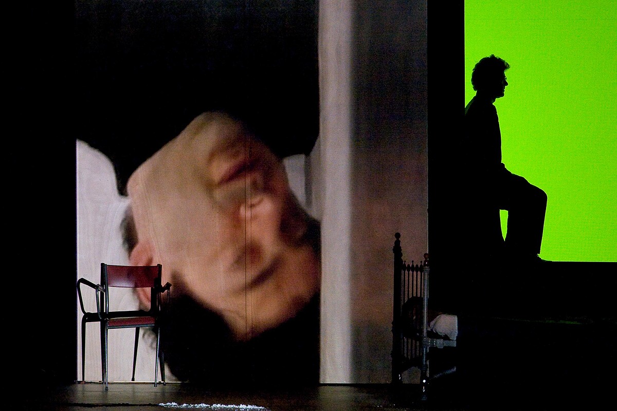 瓦吉.穆阿瓦(Wajdi Mouawad)自編、自導、自演劇作《孤身》(Seuls)。