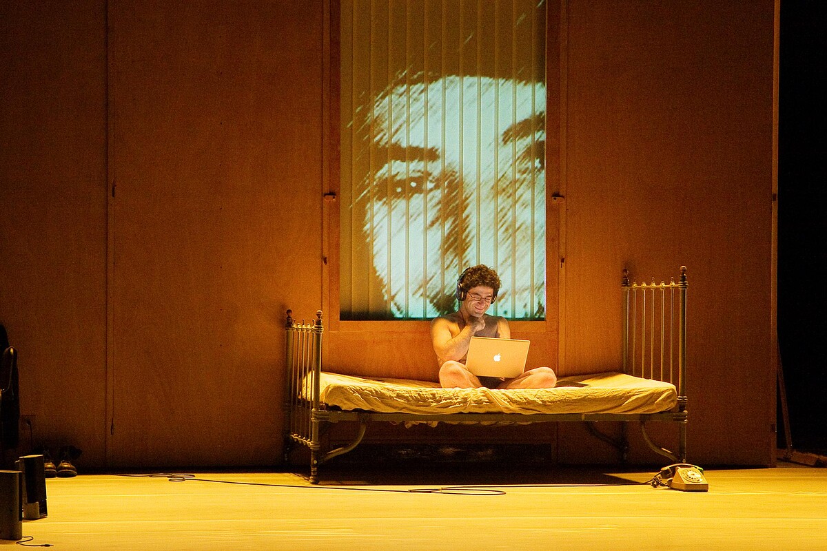 瓦吉.穆阿瓦(Wajdi Mouawad)自編、自導、自演劇作《孤身》(Seuls)。