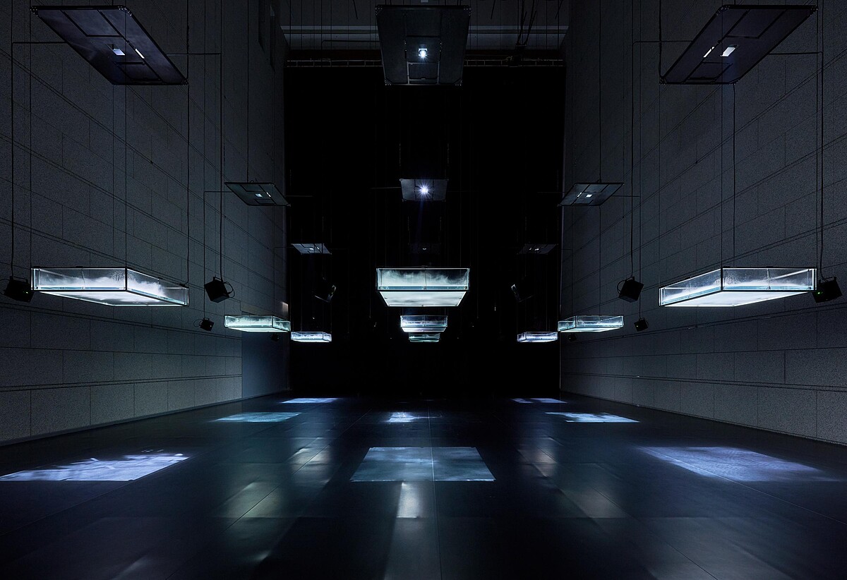 「坂本龍一|觀音.聽時」 Ryuichi Sakamoto︱seeing sound, hearing time,坂本龍一+高谷史郎,《LIFE–流動、無形、無聲…》,2007。 2024年東京都現代美術館「坂本龍一|觀音,聽時」展覽現場。©2024 KAB Inc. 攝影:浅野豪 Takeshi Asano