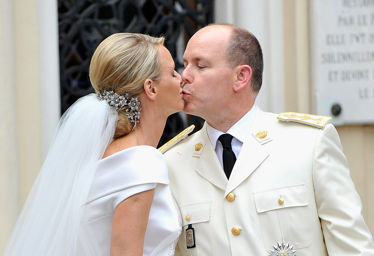 摩納哥夏琳王妃(Princess Charlene)與阿爾貝二世親王(Prince Albert II)在摩納哥親王宮舉行宗教婚禮儀式後,離開聖德沃特教堂(Sainte Devote church)時親吻。此前,兩人已於2011年7月1日在親王宮的王座廳舉行了世俗婚禮。隨著與摩納哥親王(國家元首)成婚,夏琳·維特施托克(Charlene Wittstock)成為摩納哥王妃,並獲封「摩納哥夏琳王妃」的頭銜。為期數日的慶祝活動包括音樂會和煙火表演,許多全球名流及各國元首出席了此次盛典。 (圖片來源:Gareth Cattermole/Getty Images)