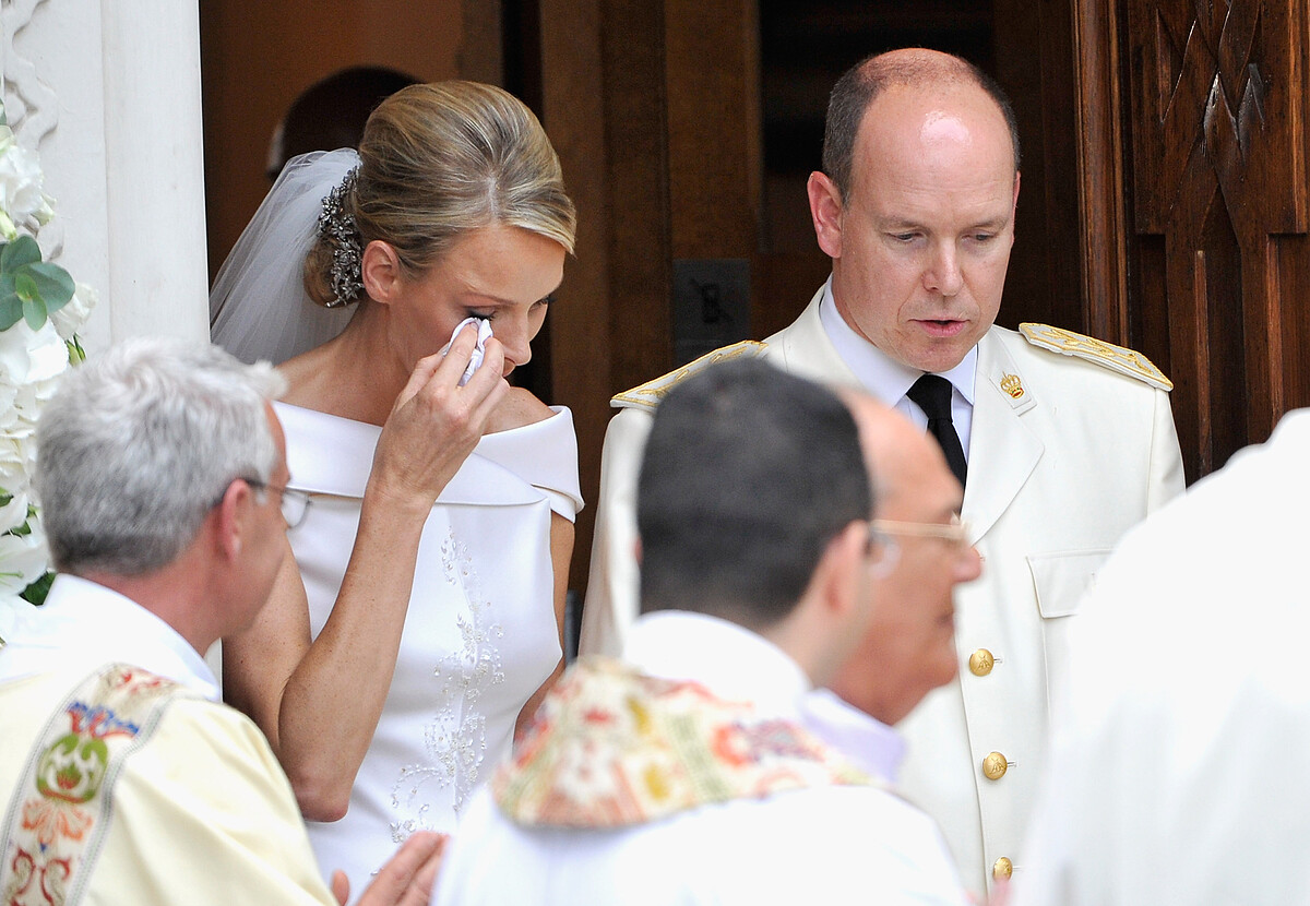 摩納哥夏琳王妃(Princess Charlene)與阿爾貝二世親王(Prince Albert II)在摩納哥親王宮舉行宗教婚禮儀式後,離開聖德沃特教堂(Sainte Devote church)時親吻。此前,兩人已於2011年7月1日在親王宮的王座廳舉行了世俗婚禮。隨著與摩納哥親王(國家元首)成婚,夏琳·維特施托克(Charlene Wittstock)成為摩納哥王妃,並獲封「摩納哥夏琳王妃」的頭銜。為期數日的慶祝活動包括音樂會和煙火表演,許多全球名流及各國元首出席了此次盛典。 (圖片來源:Gareth Cattermole/Getty Images)