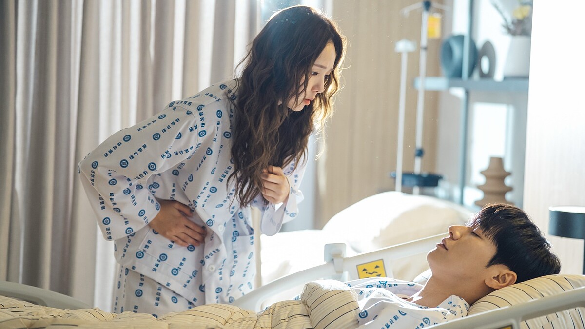 Netflix 10月追劇片單!奇幻愛情《戀愛充電中》、大人系戀綜天花板《愛在山林間》、諜報羅曼史《百日謊言》
