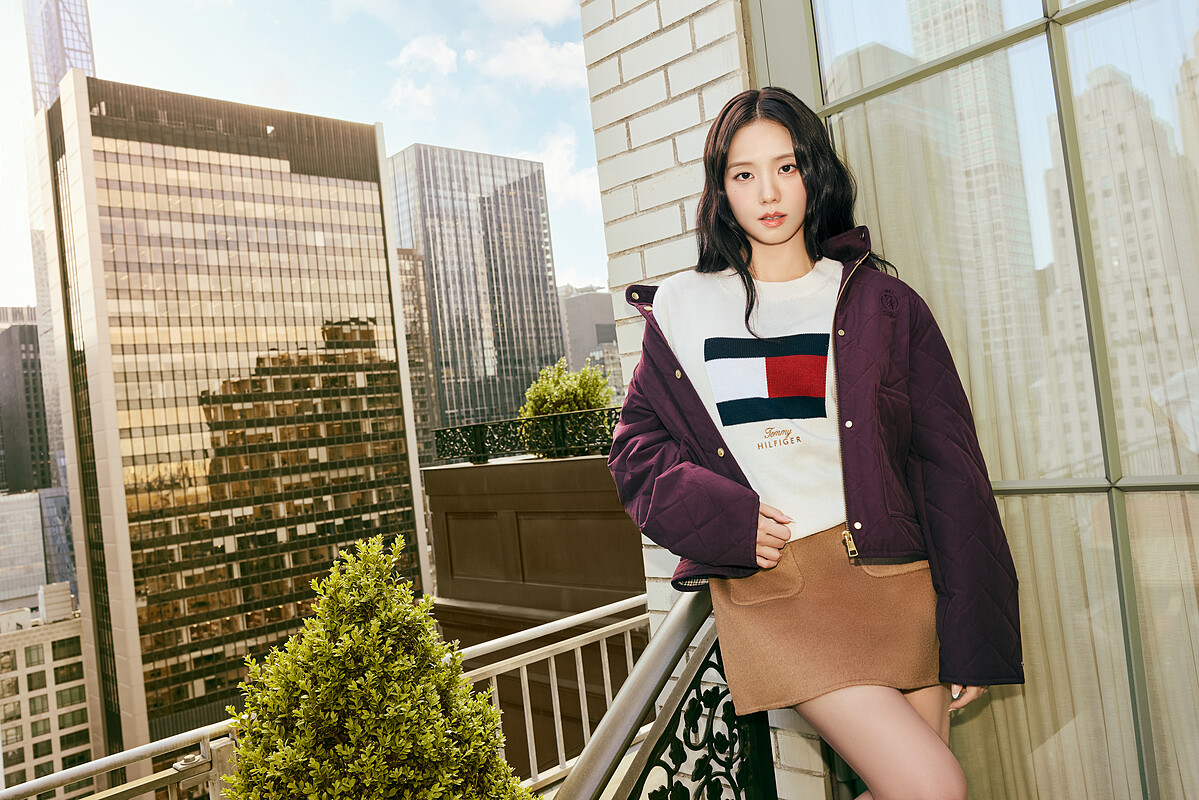 酒紅色連帽外套、Tommy 旗幟上衣、焦糖色羊毛半身裙。