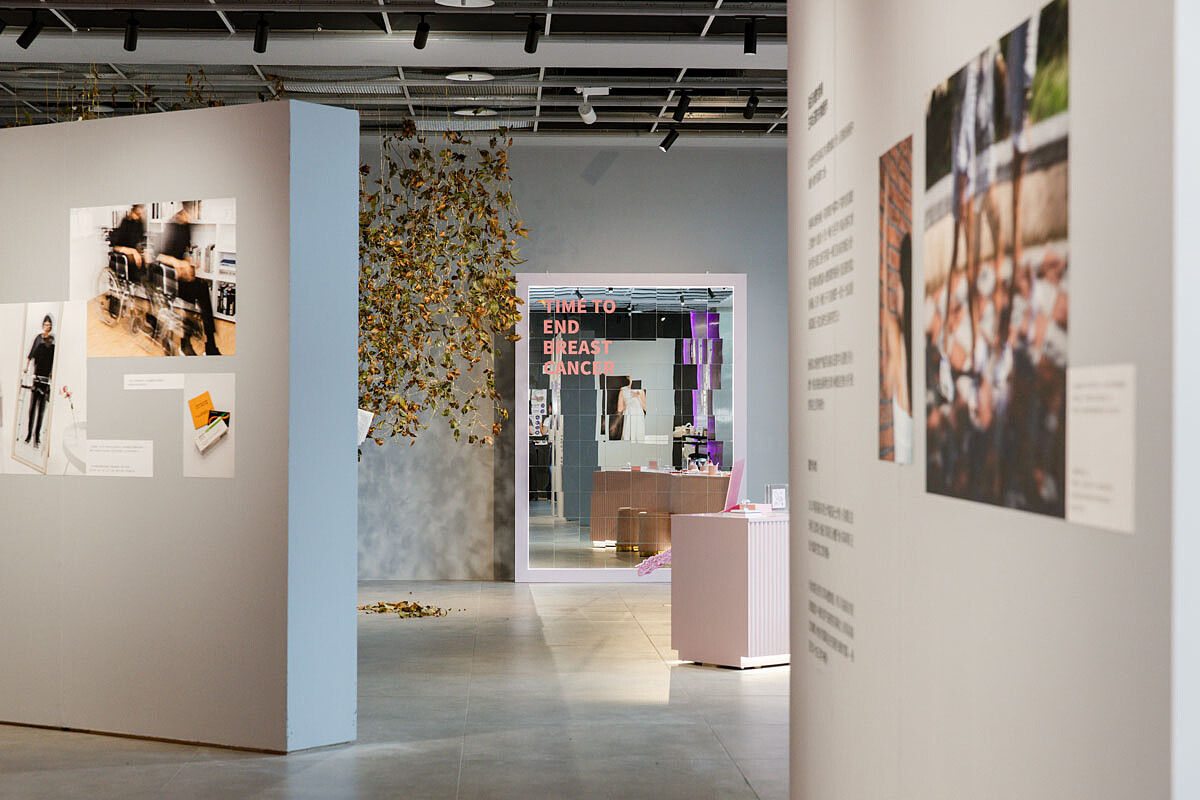 雅詩蘭黛集團粉紅絲帶乳癌防治運動當代藝術展。