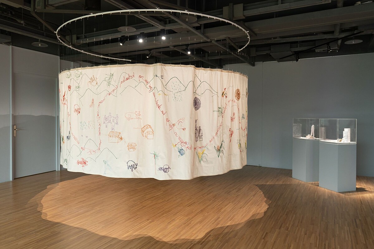 梅塔 • 梅莉達《Wanai Saiji: the shape of being/存在的形式》,2025,裝置、棉布刺繡與文獻檔案,尺寸依展場而定,藝術家提供;攝影:林玟伶;鳳甲美術館展覽現場;國立臺灣美術館提供。
